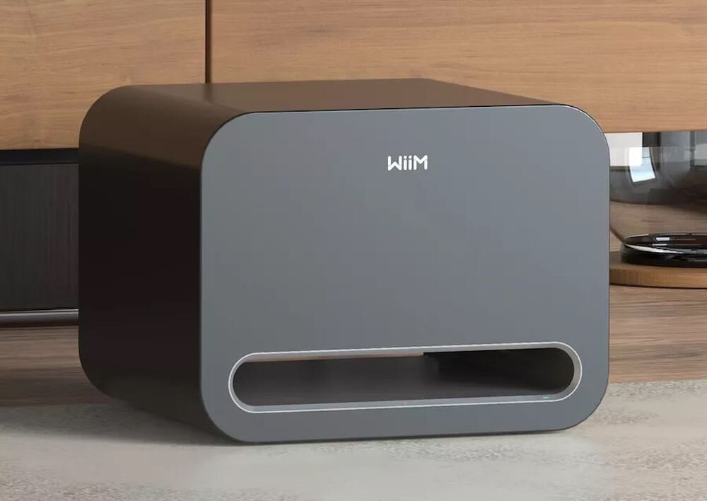 Subwoofer WIIM Sub Pro głęboki bas 8-calowy przetwornik 250W moc, subwoofer stojący na podłodze w pomieszczeniu