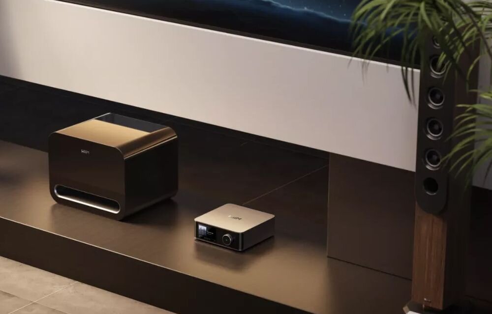 Subwoofer WIIM Sub Pro 8-calowy przetwornik wzmacniacz 250W THD+N poniżej 1 procent, subwoofer stojący na podwyższeniu w pomieszczeniu