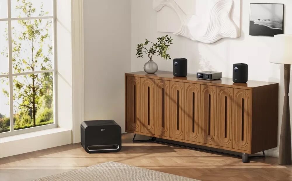 Subwoofer WIIM Sub Pro AI-driven Auto Room Correction kalibracja pomieszczenia, subwoofer stojący na podłodze w pomieszczeniu