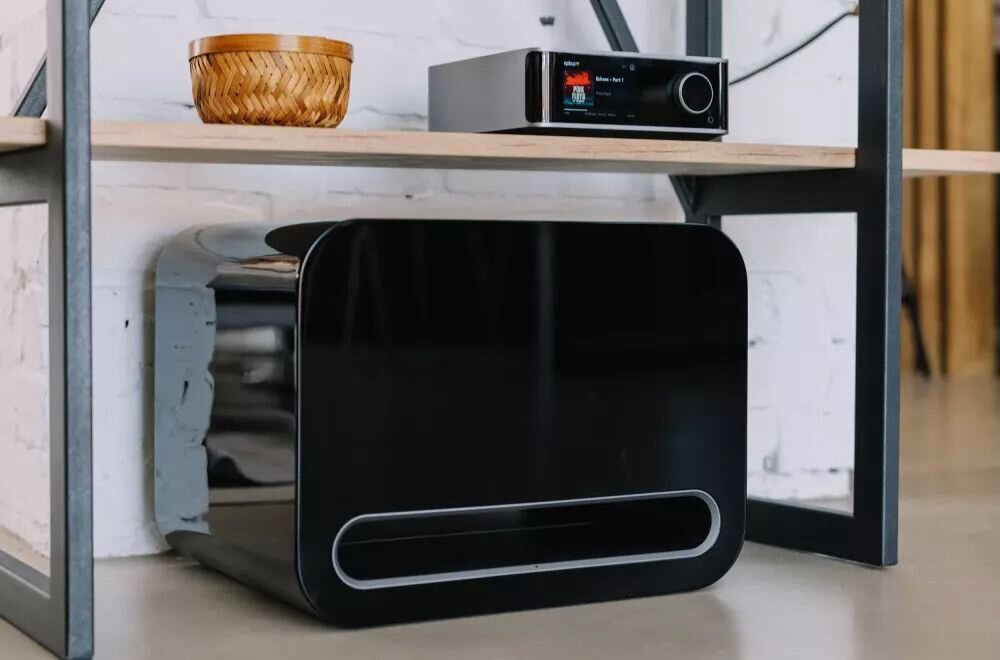 Subwoofer WIIM Sub Pro Wi-Fi 6E Bluetooth 5.3 RCA integracja sieciowa, subwoofer stojący na podłodze w pomieszczeniu