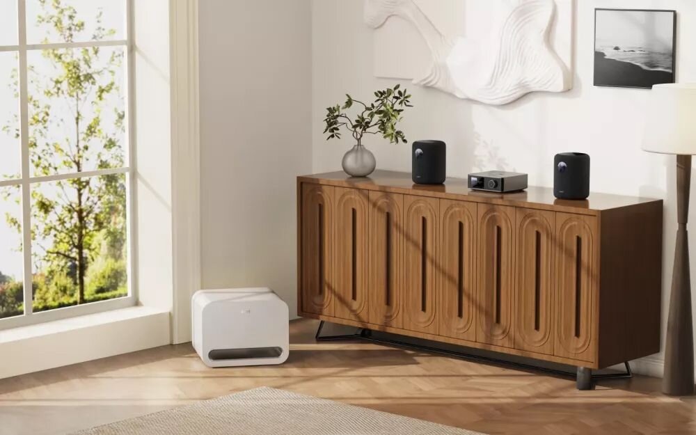 Subwoofer WIIM Sub Pro obudowa akustycznie zoptymalizowana tłumienie wibracji, subwoofer stojący na podłodze w pomieszczeniu