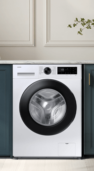 Pralka w zabudowie kuchennej z widocznym panelem sterowania i dużymi drzwiczkami bębna. Na panelu wyświetlacz pokazuje \'1:05\'.