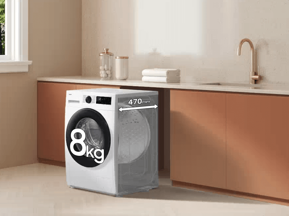 Pralka o pojemności 8 kg stoi w kuchni obok szafek, z widocznym napisem \'470 mm\'.