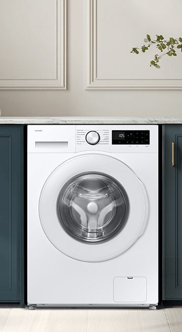 Biała pralka z okrągłym, przezroczystym bębnem i panelem sterowania z wyświetlaczem cyfrowym. Na panelu widoczny jest napis \'SAMSUNG\'.