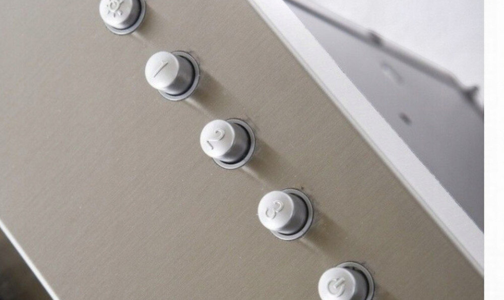 OKAP GLOBALO RETIO 60.2 INOX Zbliżenie na panel okapu inox: pięć srebrnych przycisków z oznaczeniami (świetlówka, 1, 2, 3, włącz/wyłącz) intuicyjne klawisze push-button łatwa obsługa komfort użytkowania cicha praca głośność 48-66 dB wydajna praca komfortowa atmosfera gotowanie spokojne gotowanie