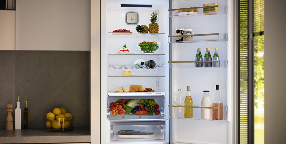 LODÓWKA WHIRLPOOL WHK26363XBR5E wizualizacja otwarta chłodziarka wnetrze balkoniki półki wygodne praktyczne przechowywanie półki balkoniki dłuższa świeżość