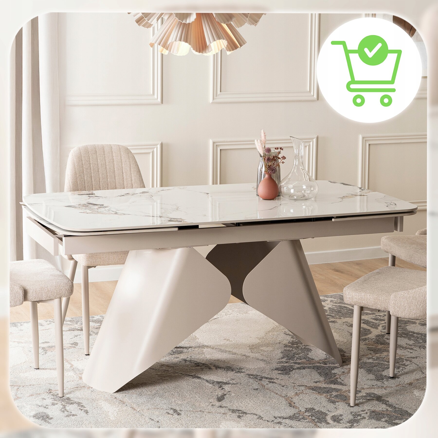 Stół ceramiczny z białym blatem o wzorze marmuru, otoczony krzesłami, stoi w eleganckim wnętrzu. W prawym górnym rogu znajduje się zielona ikona koszyka z zaznaczeniem wyboru.