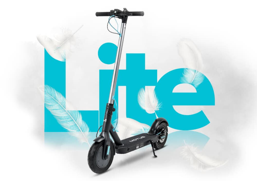Hulajnoga elektryczna MOTUS Scooty 10 Lite Gen 4 30km 350W Amortyzacja 10 cali Szary hulajnoga na tle niebieskiego napisu Lite piórka zdjęcie na białym tle do jazdy po mieście dynamiczne ekscytujące podróżowanie szereg udogodnień praktyczne rozwiązania system KERS kierunkowskazy składana konstrukcja styl moc wygoda