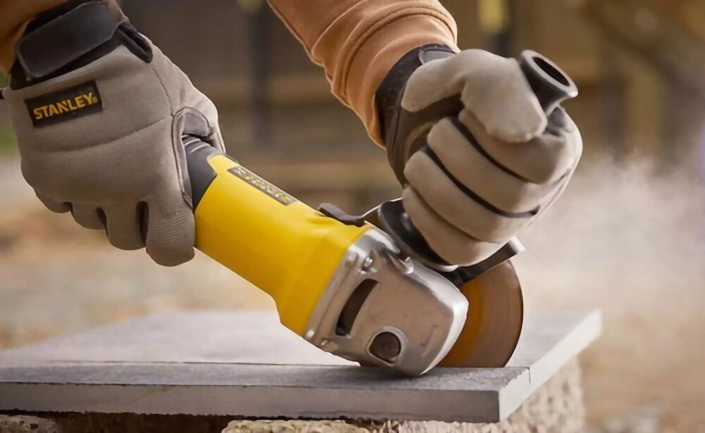 Szlifierka kątowa STANLEY FMEG225VS-QS rękojeść