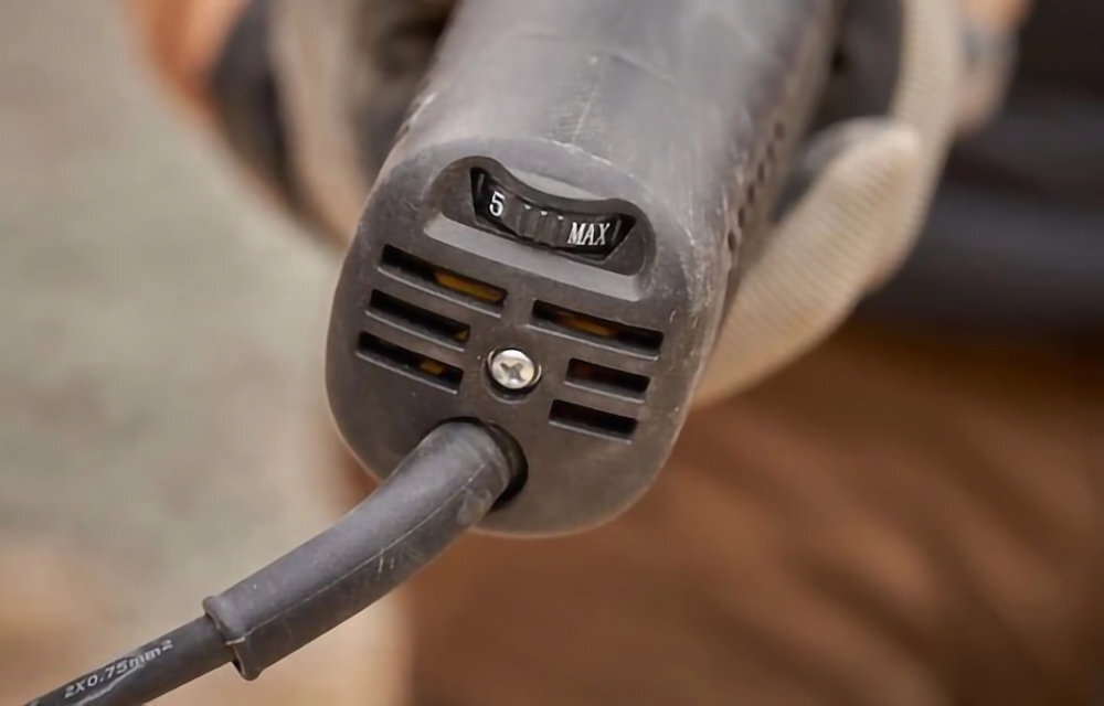 Szlifierka kątowa STANLEY FMEG225VS-QS regulacja