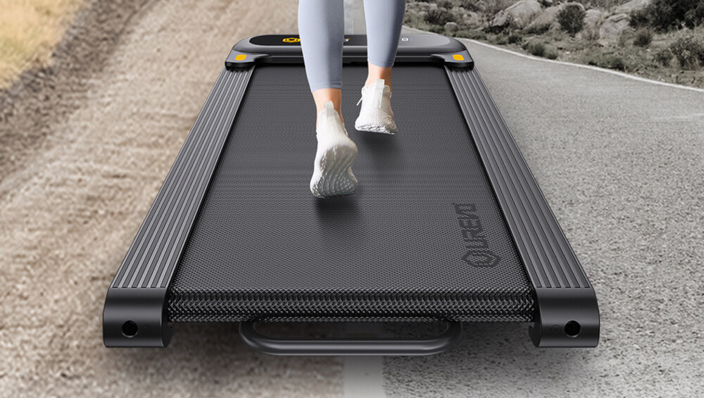 Bieżnia elektryczna UREVO Spacewalk 3S efektywne narzedzie do poprawy kondycji fizycznej trwale niezawodne wysokiej jakosci pas biegowy minimalizuje ryzyko poslizgu antyposlizgowa powierzchnia wymiary 43 x 108 cm wydajny przyjazny dla stawow trening