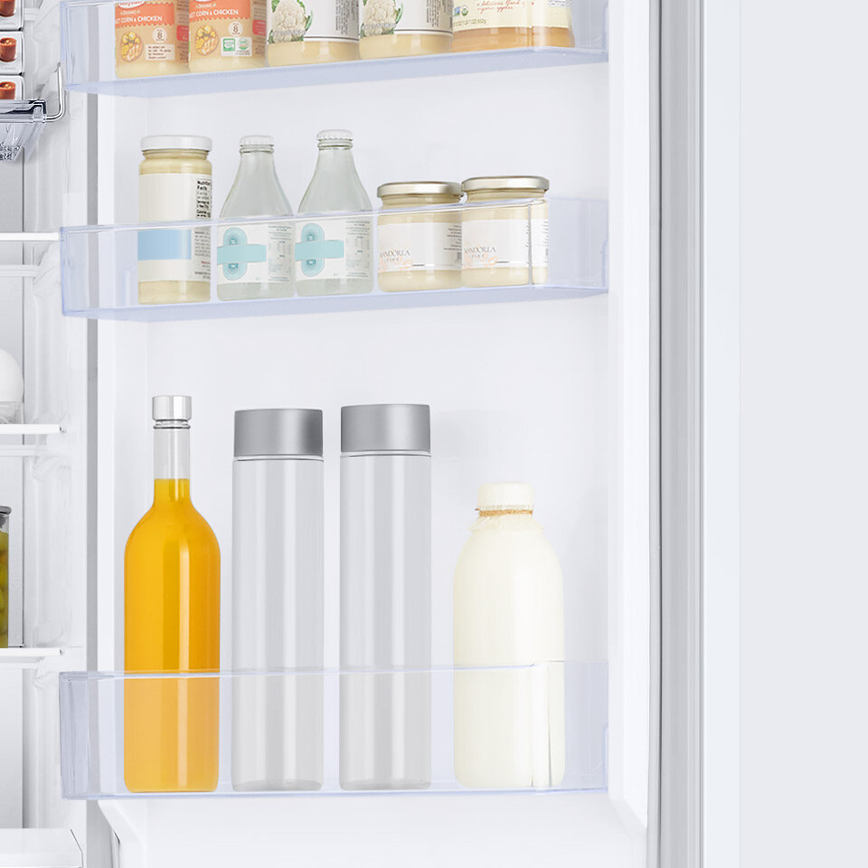 Zdjęcie przedstawia pojemniki na drzwiach lodówki Samsung RB38C672CWW 