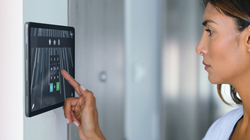 Tablet LENOVO TAB K11 Plus kobieta wpisuje pin skan twarzy bezpieczeństwo   