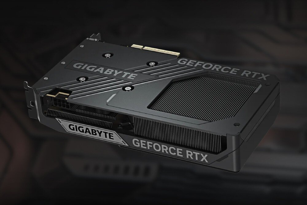 Karta graficzna GIGABYTE GeForce RTX 5060 Ti Windforce OC 8GB Tylny panel karty graficznej z metalowym backplate, otworami wentylacyjnymi i nadrukowanymi nazwami producenta i serii, płyta PCB, komponenty, metalowy backplate