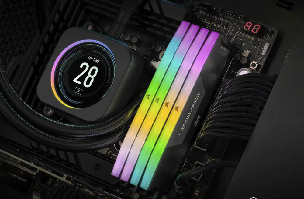 Komputer MAD DOG GeForce RTX5070Ti DLSS 4 Reflex Edition 2 DEEPCOOL-A22WR64WP Wnętrze komputera z podświetlaną pamięcią RAM, moduły, taktowanie, opóźnienia