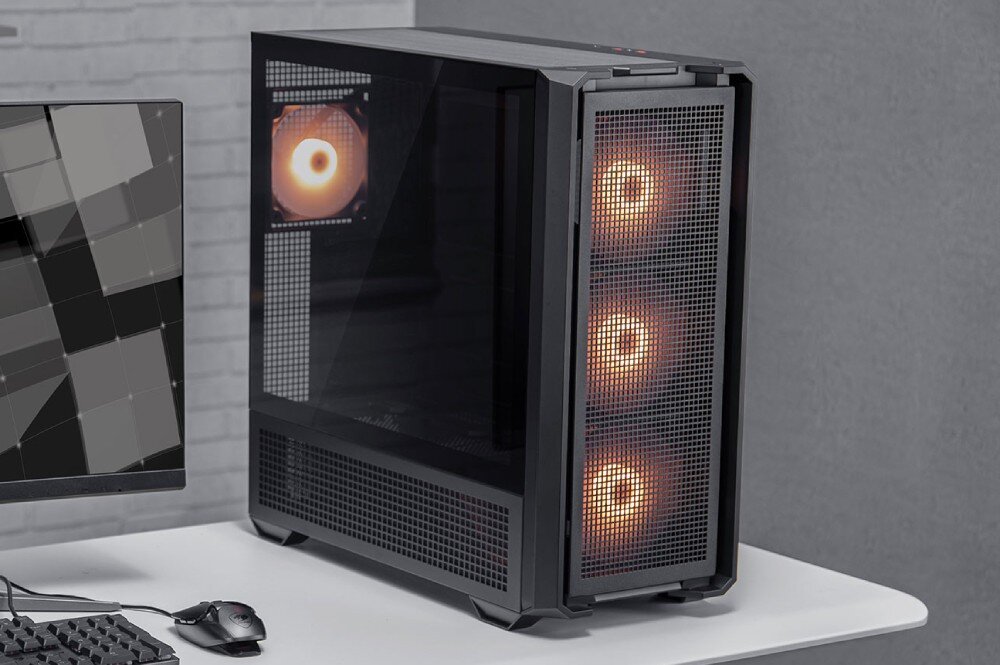 Komputer MAD DOG Fortnite Ready FR-03WR32WHV2 Ujęcie komputera w czarnej obudowie z podświetlanymi wentylatorami. Sprzęt stoi na biurku, obok znajduje się monitor. Boczny panel ze szkła hartowanego odsłania wnętrze obudowy, obudowa, wentylacja, porty, filtry, szklany bok