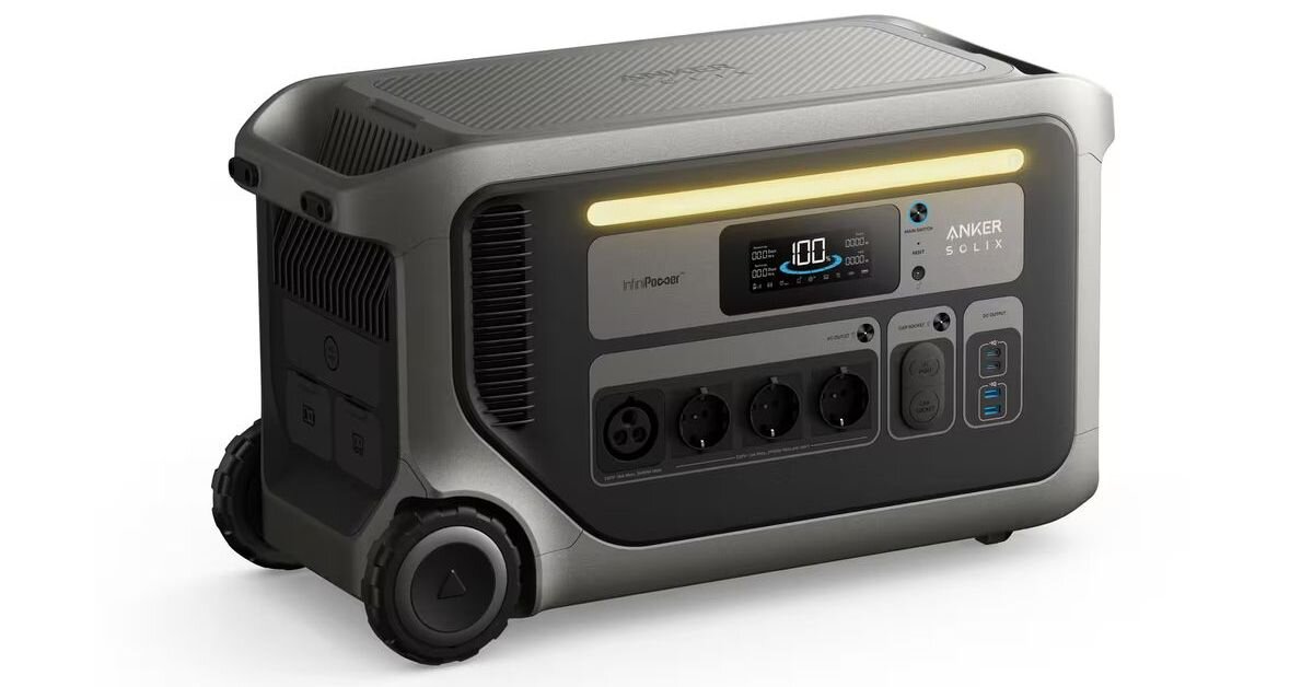 Stacja zasilania z wyświetlaczem cyfrowym pokazującym wartość \'100\', posiada kilka gniazd elektrycznych i portów USB. Na obudowie widoczne są napisy \'Anker Solix\' oraz \'InfiniPower\'.