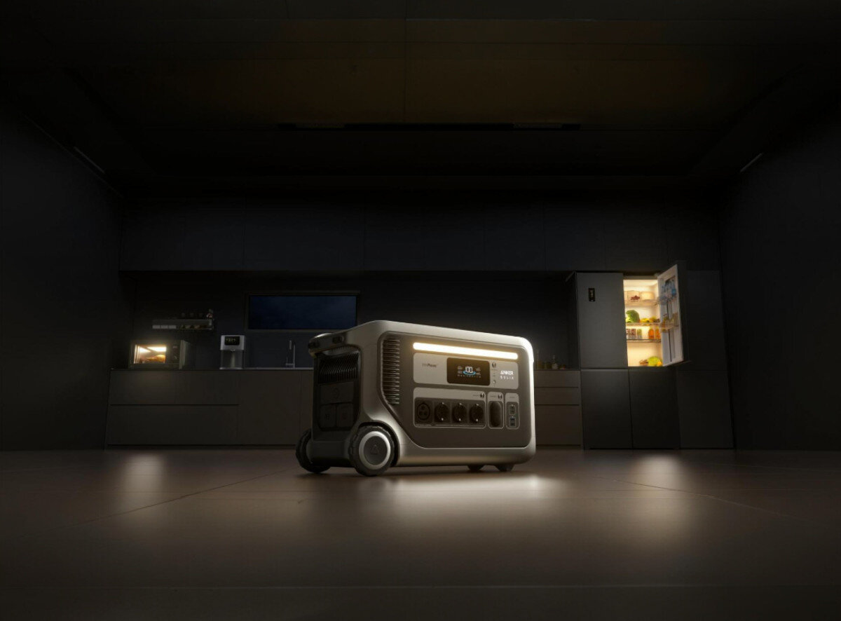 Stacja zasilania ANKER Solix F3000 3072 wh 3600W, 3600W, TT-30R, SurgePad, RV, w tle kuchnia domowa, na pierwszym planie stacja zasilania