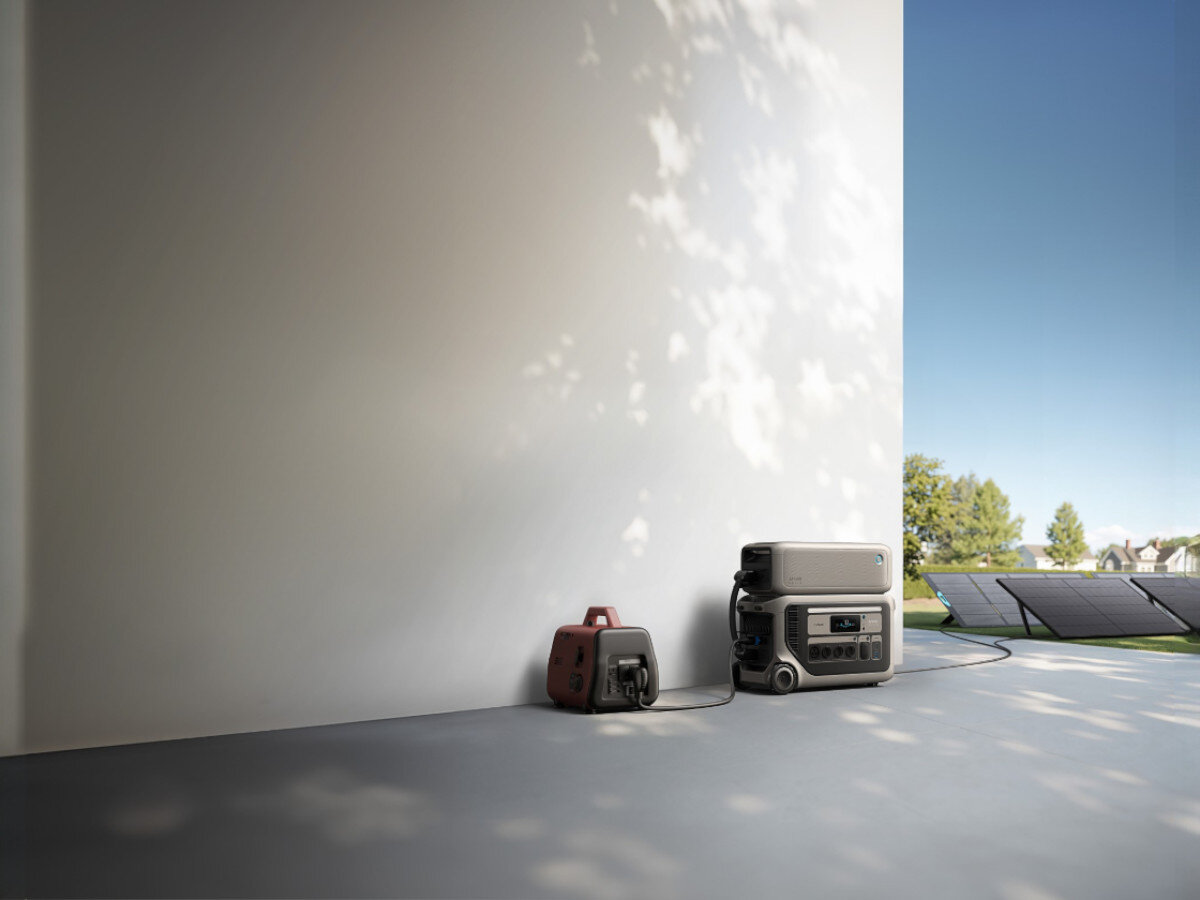 Stacja zasilania ANKER Solix F3000 3072 wh 3600W, BP3000, skalowalna, 24kWh, hub, stacja zasilania stoi przy ścianie w słoneczny dzień