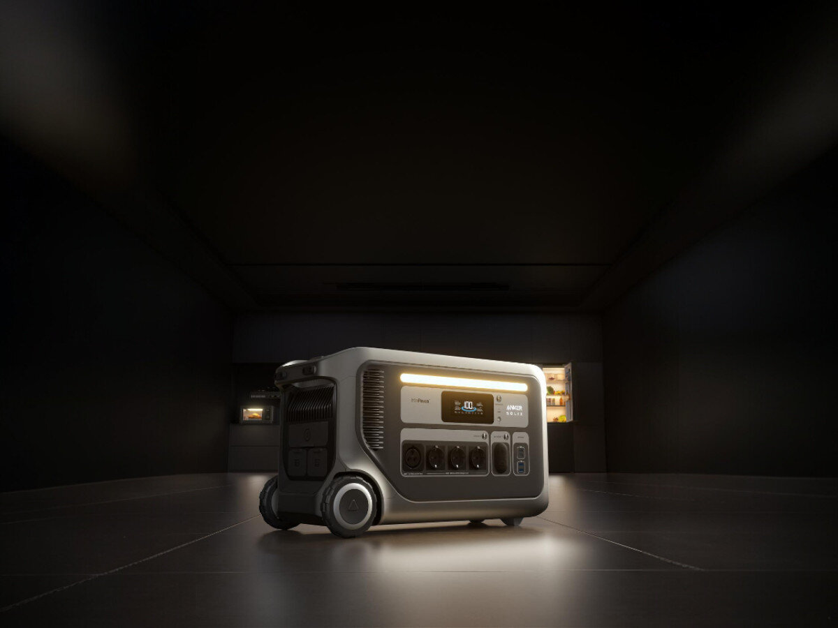 Stacja zasilania ANKER Solix F3000 3072 wh 3600W, standby, 4000 cykli, trwała, niskie, stacja zasilania stoi na tle kuchni w kolorze ciemnym