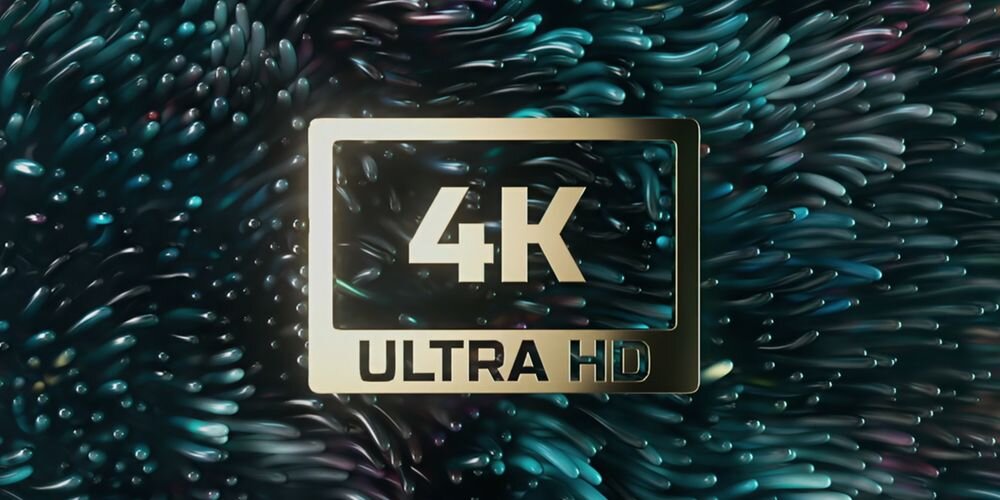 Obraz przedstawia złoty napis \'4K ULTRA HD\' na tle abstrakcyjnych, kolorowych kształtów przypominających pędzle.