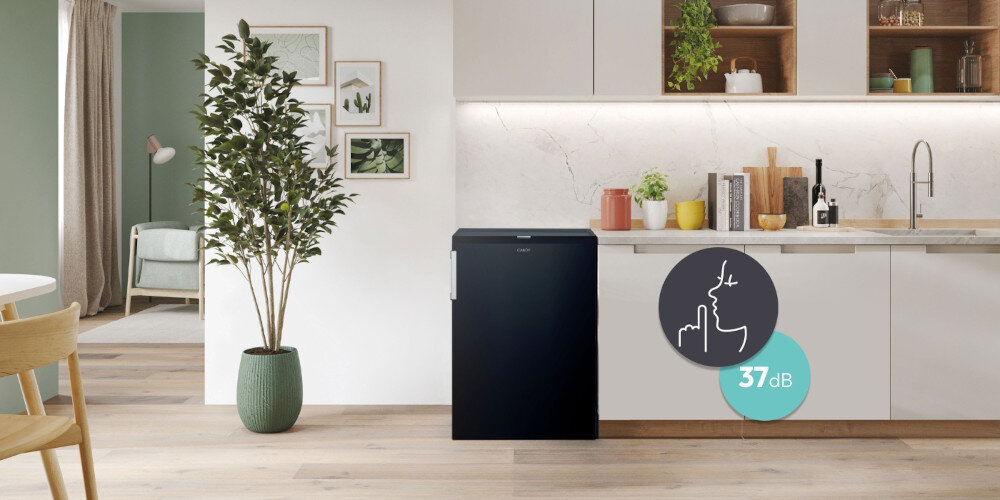 ZAMRAŻARKA CANDY CNUQ2L58EBH wizualizacja kuchnia szafki zabudowa dekoracje roślina poziom dźwięku w kółku kuchnia krzesło w tle ikona cicha praca Nie zaburzy domowego spokoju dźwięk około 37 db