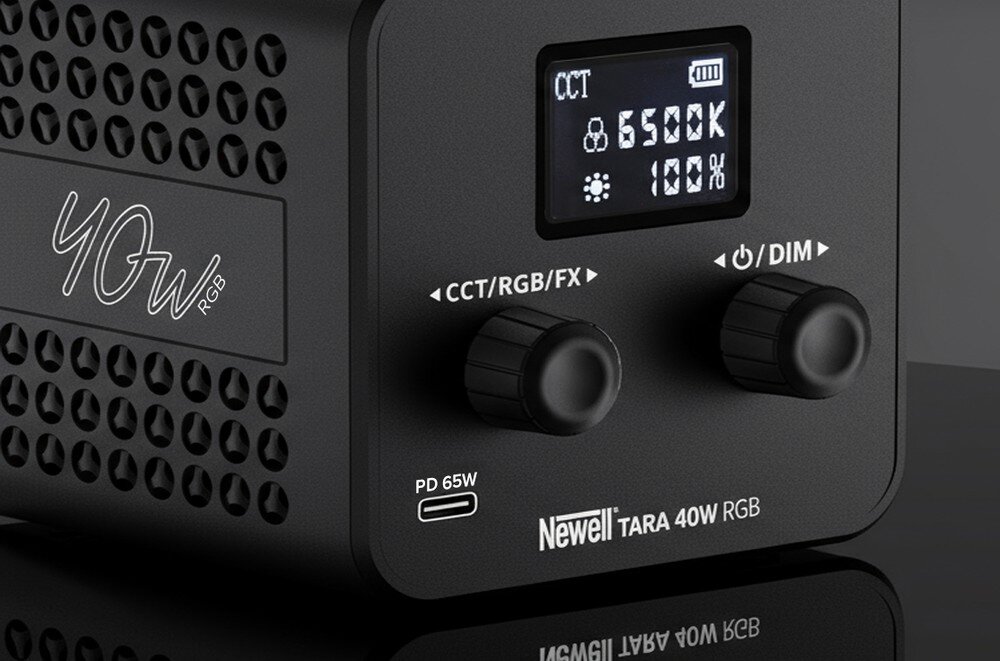 Pokrętła I wyświetlacz na lampie LED Newell Tara 40 RGB. Po prawej stronie grafika informująca o czasie pracy i pojemności wbudowanego akumulatora.