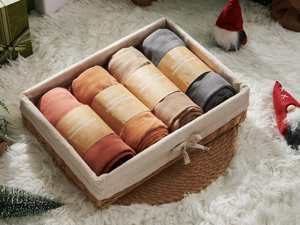 Zestaw otulaczy muślinowych MOMCOZY SJ003-Z200NB-B (4 szt.) łatwość pielęgnacji cztery otulacze w modnych kolorach i florystycznych wzorach dla chłopców, jak i dziewczynek można je prać ręcznie lub w pralce w zimnej wodzie