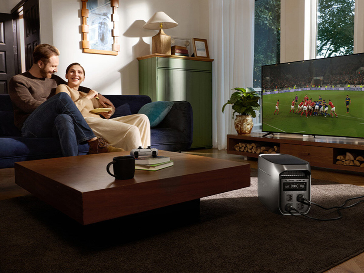 Stacja zasilania ECOFLOW Delta 3 Max Plus 2048 Wh, zasilanie, mobilność, niezależność, wygoda, Para ogląda TV zasilany stacją EcoFlow