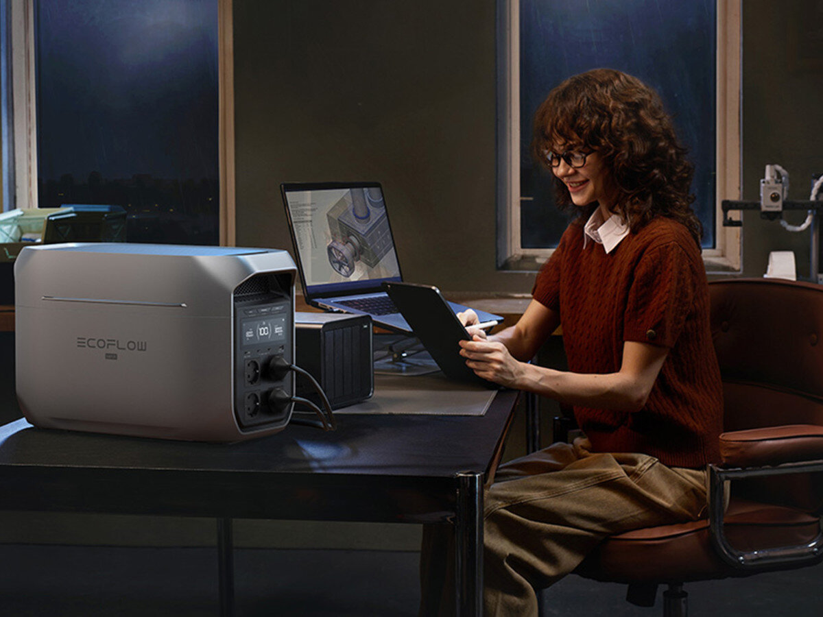 Stacja zasilania ECOFLOW Delta 3 Max Plus 2048 Wh, wydajność, niezawodność, bezpieczeństwo, rezerwa, Kobieta pracuje nocą, biurko z EcoFlow