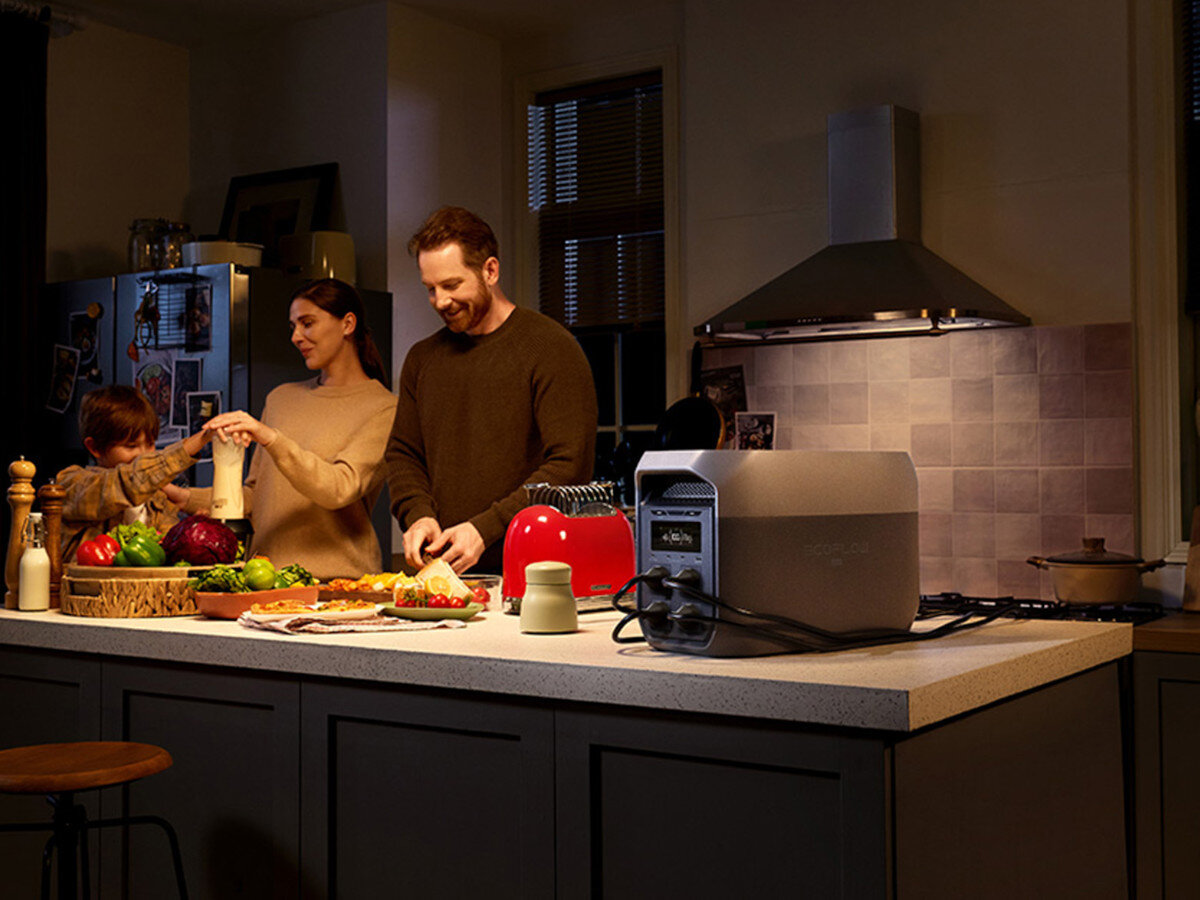 Stacja zasilania ECOFLOW Delta 3 Max 2048 Wh, energia, mobilność, niezależność, wszechstronność, Rodzina gotuje w kuchni z EcoFlow DELTA Max