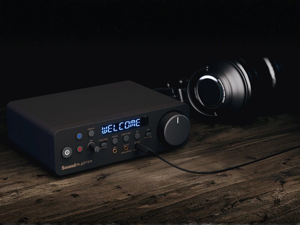 Karta dźwiękowa CREATIVE Sound Blaster X5
                karta dźwiękowa na podłodze z podpiętymi słuchawkami