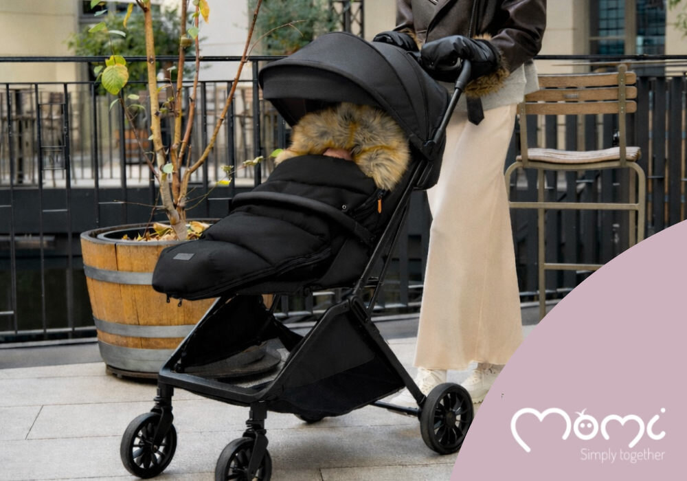 Śpiworek MOMI Cozy Czarny wygląd design tło wizualizacja Komfort w każdym spacerze