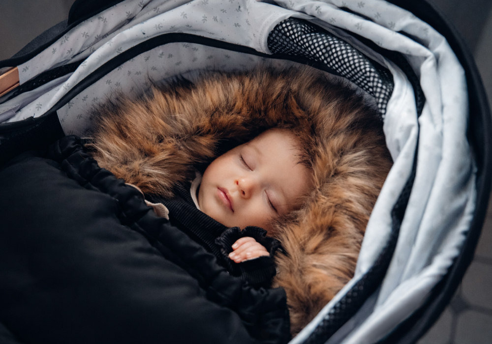 Śpiworek MOMI Cozy Czarny Ciepło i wygoda na spacerze jesienne i zimowe wyjścia szczelnie otula i trzyma formę osłonięty przed chłodem