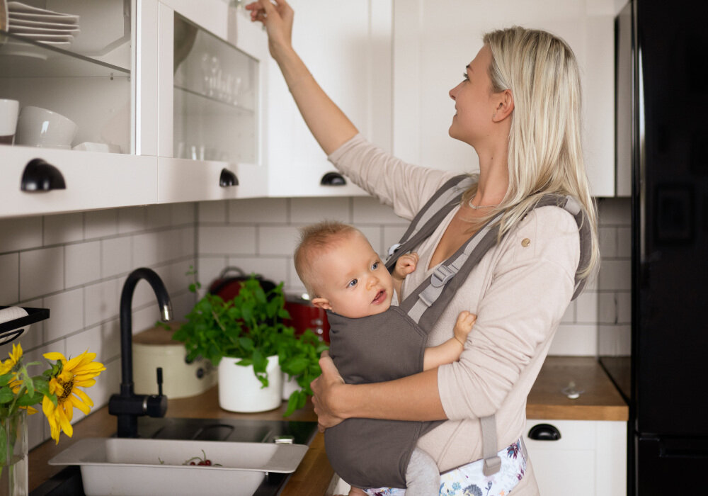 Nosidełko MOMI Collet Wielokolorowy Bliskość i wygoda odpowiednią pozycję dla kręgosłupa i stawów biodrowych dziecka od 3 miesiąca życia swoboda