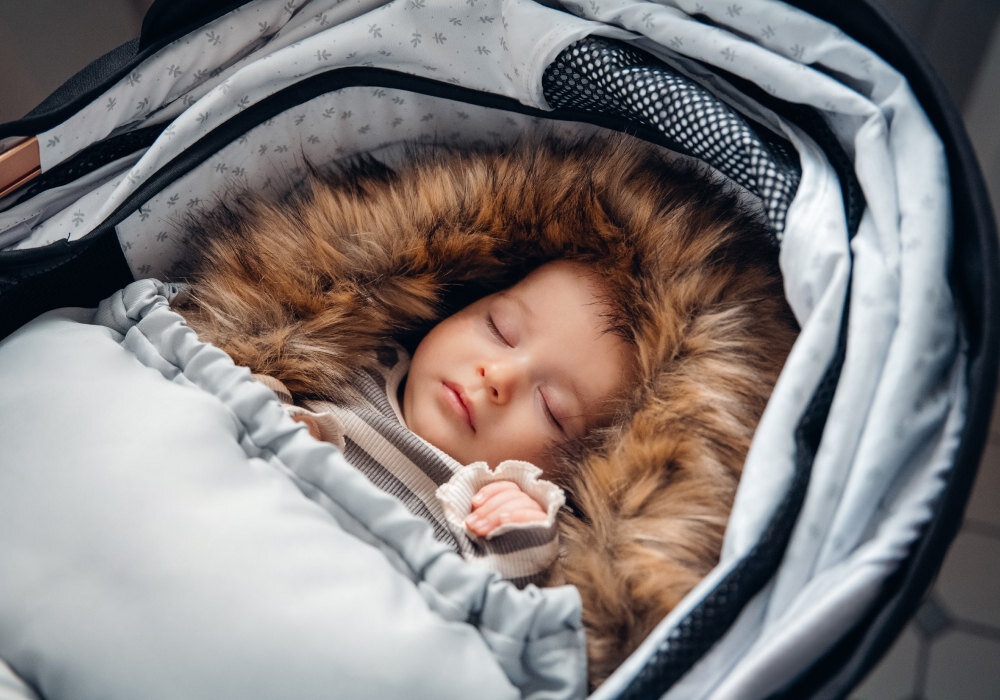 Śpiworek MOMI Cozy Szary Ciepło i wygoda na spacerze jesienne i zimowe wyjścia szczelnie otula i trzyma formę osłonięty przed chłodem