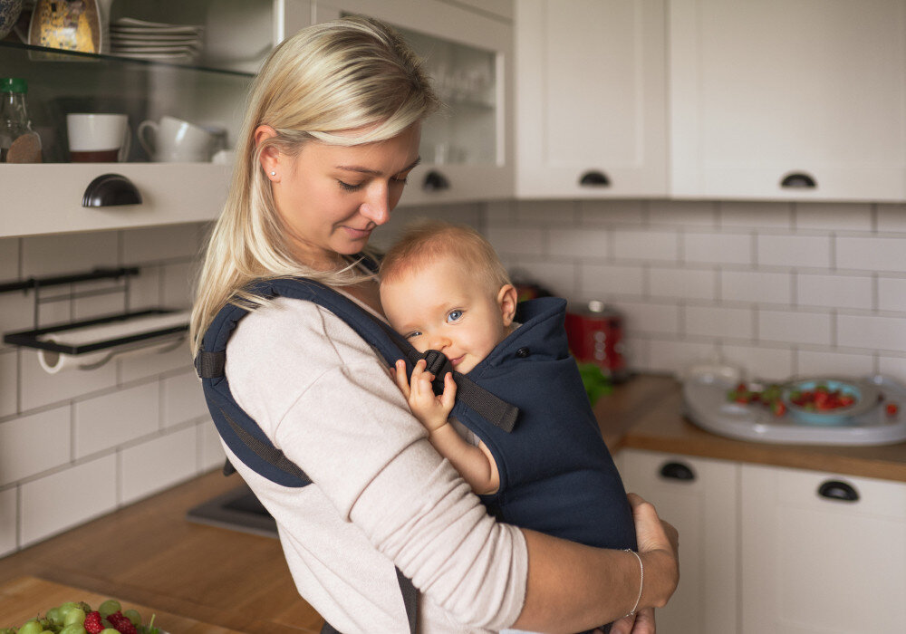 Nosidełko MOMI Collet Granatowy Bliskość i wygoda odpowiednią pozycję dla kręgosłupa i stawów biodrowych dziecka od 3 miesiąca życia swoboda