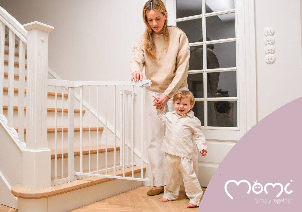 Barierka zabezpieczająca MOMI Paxi Plus AKCE00046 wygląd design tło wizualizacja Bezpieczna strefa dla dziecka