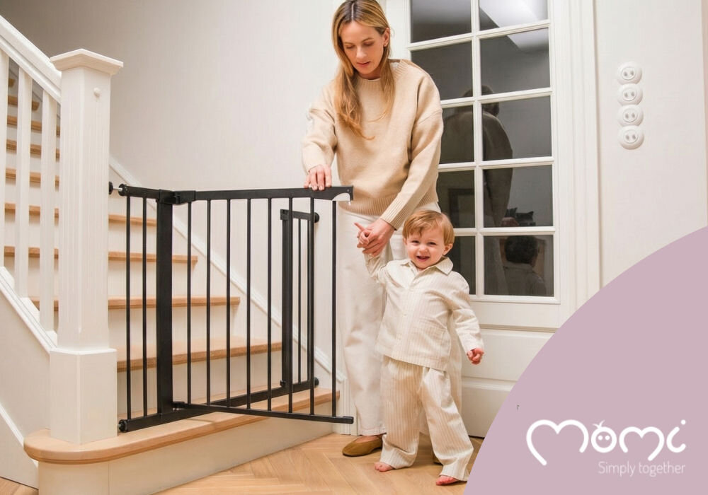 Barierka zabezpieczająca MOMI Paxi Plus AKCE00048 wygląd design tło wizualizacja Bezpieczna strefa dla dziecka