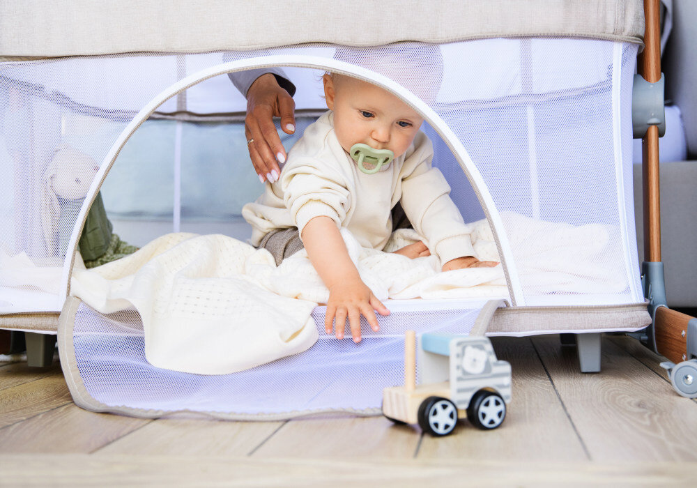 Łóżeczko MOMI Smart Bed 4W1 Beżowy Dwa poziomy spania funkcja kojca dwa poziomy spania przeznaczenie waga z bocznym wejściem na zamek