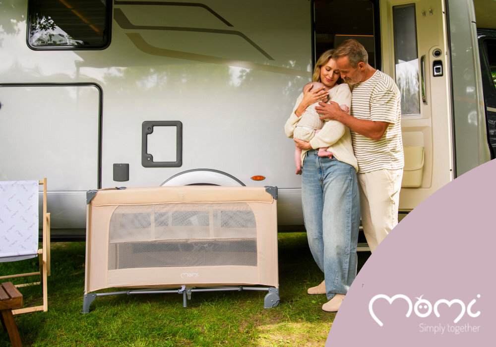 Łóżeczko turystyczne MOMI Belove Plus Beżowy wygląd design tło wizualizacja Bliskość w nocy i w dzień