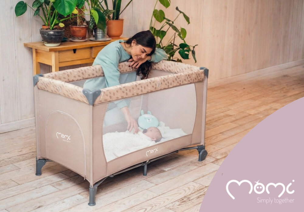 Łóżeczko turystyczne MOMI Belove Beżowy wygląd design tło wizualizacja Bliskość w nocy i w dzień