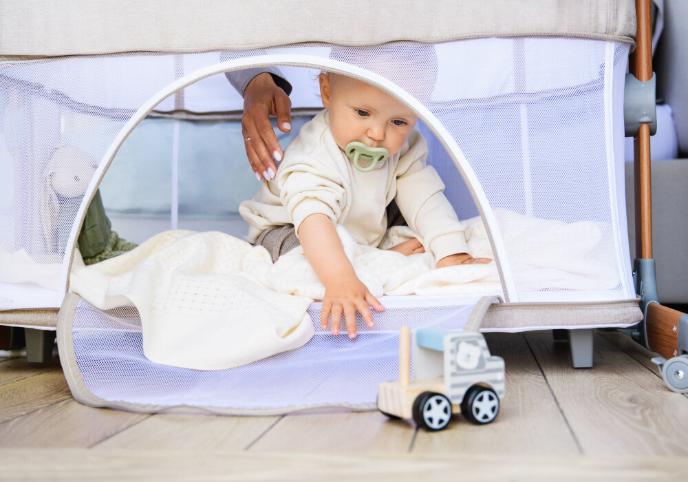 Łóżeczko MOMI Smart Bed 4W1 Szary Dwa poziomy spania funkcja kojca dwa poziomy spania przeznaczenie waga z bocznym wejściem na zamek