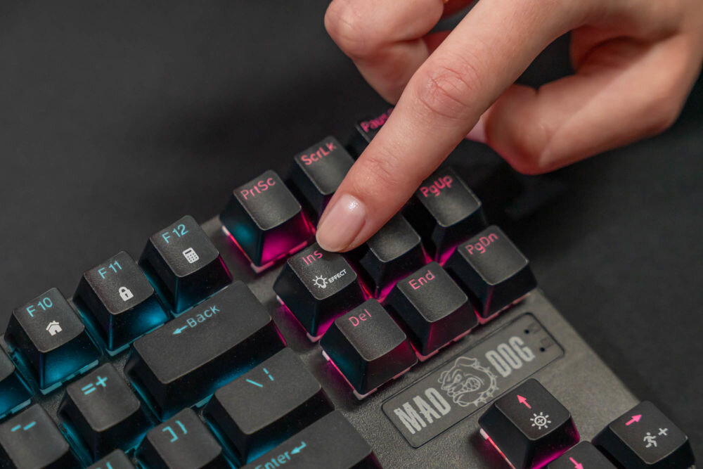 Klawiatura MAD DOG GK510K Outemu Red Czarny zbliżenie na klawisze multimedialne sterowanie głośnością obsługa jednym kliknięciem