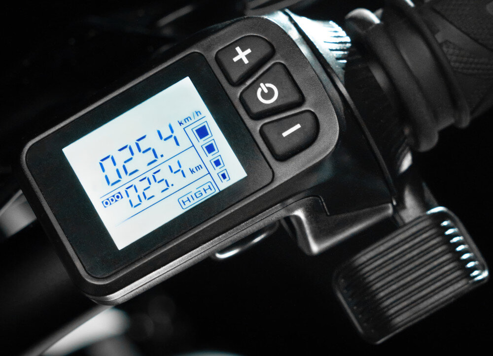 Hulajnoga elektryczna ACER PREDATOR Extreme GP.ESC11.010 Czarny wyswietlacz LCD wyswietla informacja o pojezdzie minimalistyczna kierownica antyposlizgowa powloka uchwytow