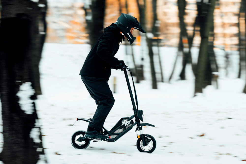 Hulajnoga elektryczna ACER PREDATOR Extreme GP.ESC11.010 Czarny nietuzinkowy design innowacyjne rozwiazanie nie ma klasycznego podestu stanie na wyciaganych podnozkach jazda siedzaca mozliwosc przymocowanie niewielkiego siodelka
