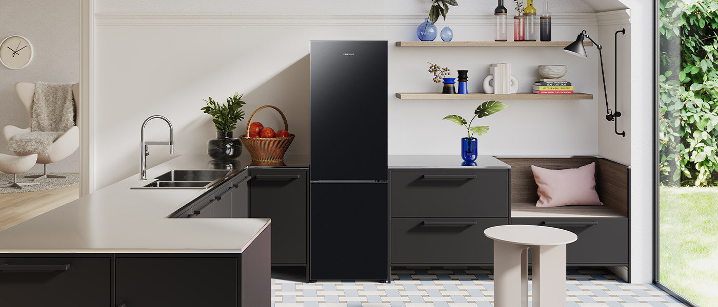 Przyjdź do Media Expert albo zobacz na zdjęcie by przekonać się, jak świetnie prezentuje się lodówka Samsung RB33B610EBN