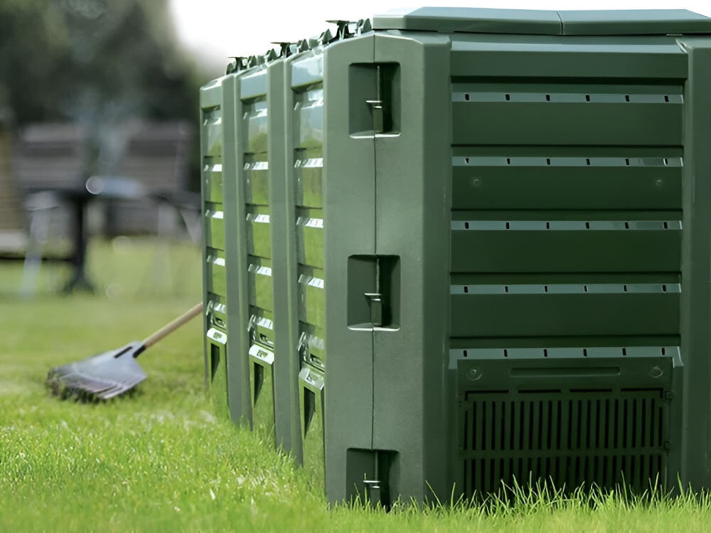 Kompostownik PROSPERPLAST MODULE COMPOGREEN IKSM-1200C 1200L Czarny stojący w ogrodzie na trawie