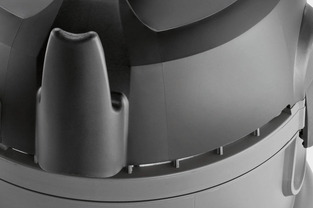 Zbliżenie na szarą, plastikową obudowę urządzenia z widocznymi detalami konstrukcyjnymi i uchwytem.