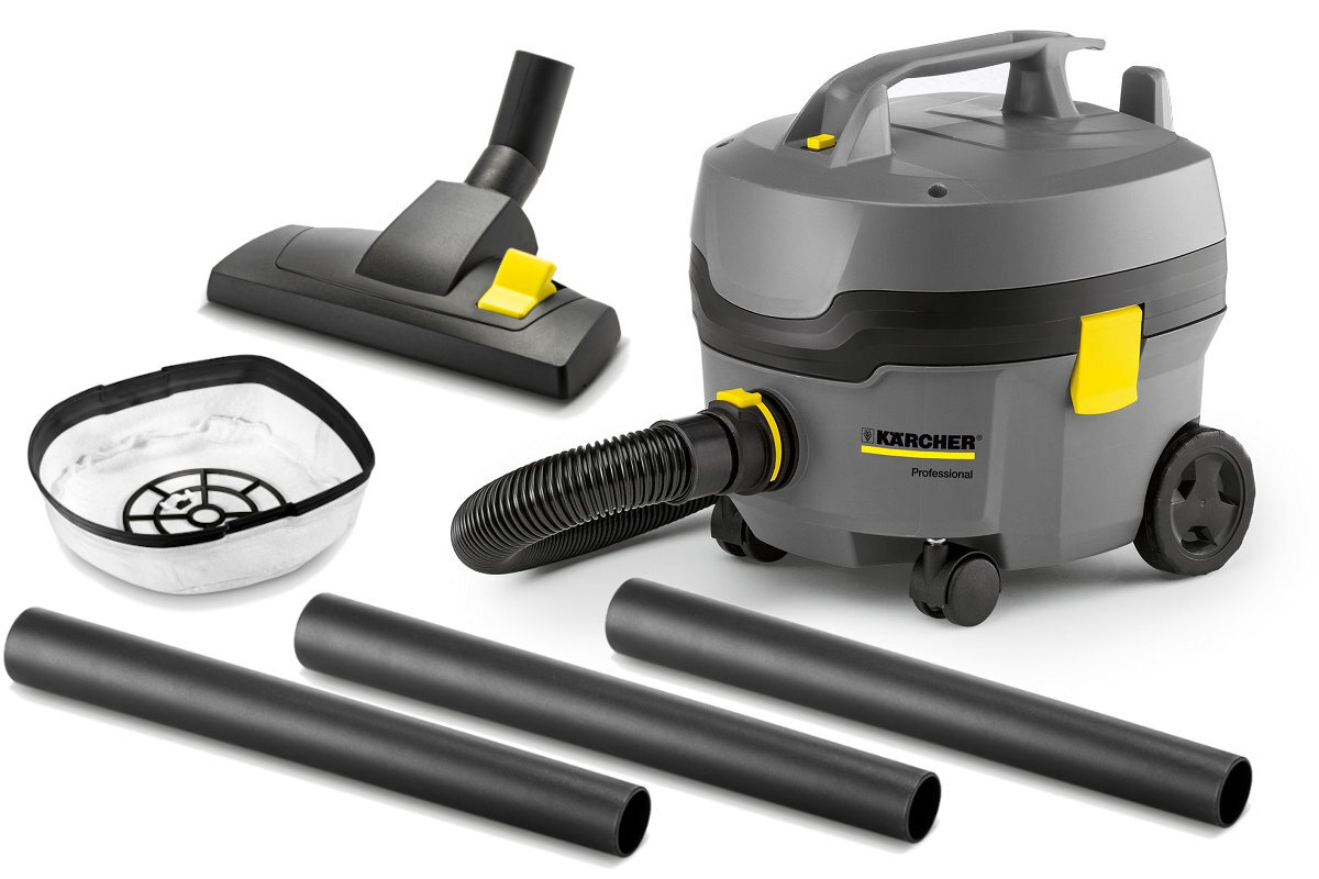 Na obrazie znajduje się szary odkurzacz przemysłowy z logo \'KARCHER Professional\', w zestawie z wężem, trzema rurami, ssawką i filtrem. Odkurzacz ma żółte elementy i kółka ułatwiające przemieszczanie.
